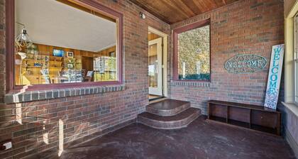 Spacious 5-bedroom house with WiFi, AC in charming Palisade