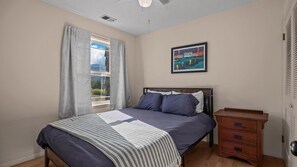 5 soverom, skrivebord, wi-fi (inkludert) og sengetøy