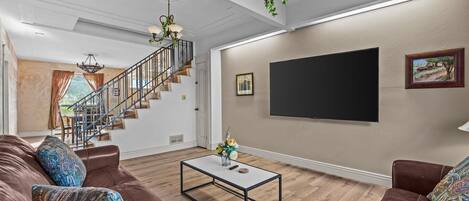 Una Smart TV, una chimenea, un futbolín, libros