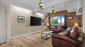 Smart TV, chimenea, futbolito y libros