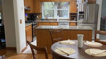 Kookgerei, borden en bestek, keukenpapier