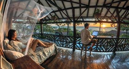 Balcony Bedroom w Romantic Sunsets - AC - Pool