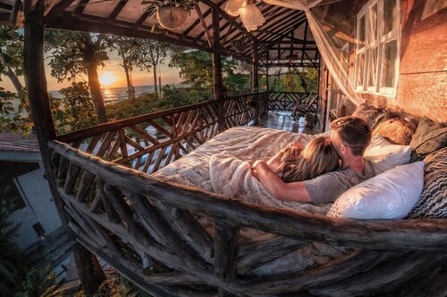 Balcony Bedroom w Romantic Sunsets - AC - Pool