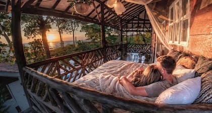 Balcony Bedroom w Romantic Sunsets - AC - Pool