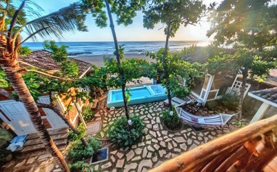 2 Casitas for 8 guests on Beach Front w Pool & AC