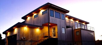Oceanfront Getaway w/Stunning Views & Soaking Tub