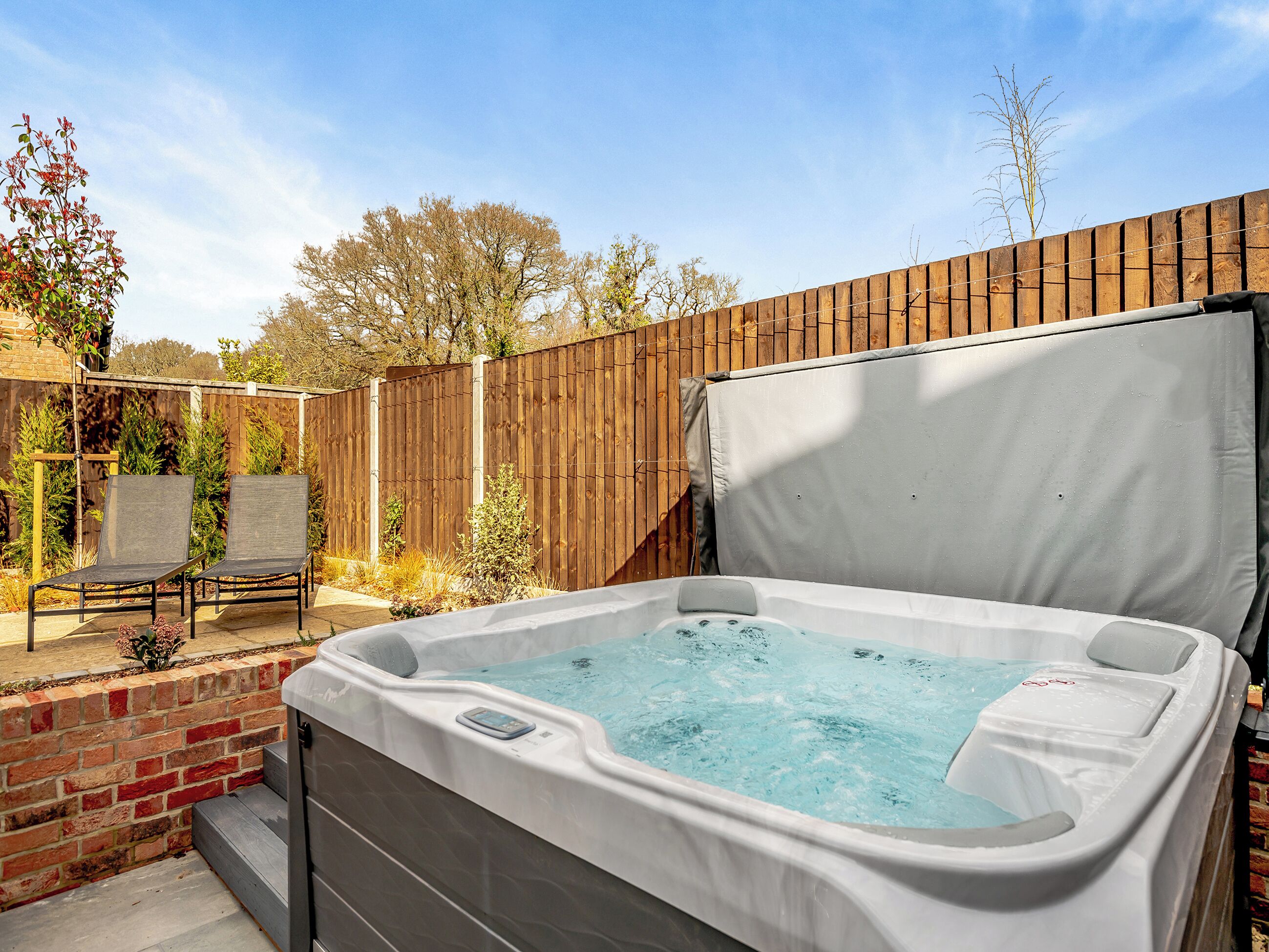 Banyera d'hidromassatge a l'aire lliure