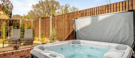 Banyera d'hidromassatge a l'aire lliure