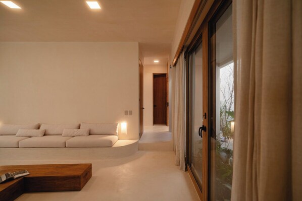 Luxury-Villa, eigener Pool, Hügelblick | Wohnbereich | Fernseher