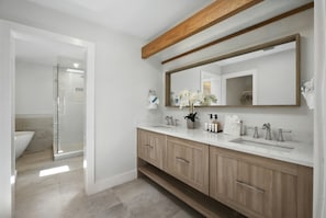 Hair dryer, towels - Waterfront Luxury | Walk to Beach + Heated Pool/Spa (Holmes Beach)