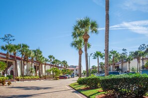 Property grounds - Group Adventure Getaway! Free Parking, Close to Magical Midway (Orlando)