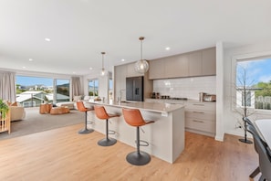 Een magnetron, een oven, een kookplaat, een vaatwasser