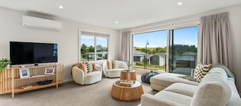 Penny Haven - Lake & Mt Tauhara views, family friendly