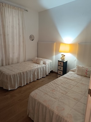 3 chambres, fer et planche à repasser, Wi-Fi gratuit, draps fournis