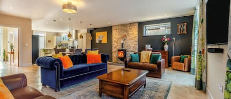 TV, fireplace