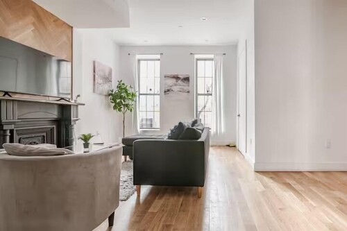 Spacious apartment in charming Brooklyn with WiFi, AC. Book now