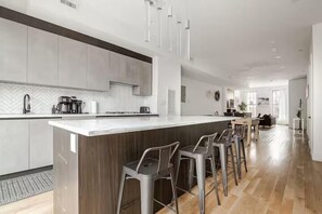 Kjøleskap, mikrobølgeovn, kokeplater og oppvaskmaskin