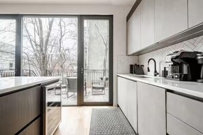 Fridge, microwave, stovetop, dishwasher - Spacious apartment in charming Brooklyn with WiFi, AC. Book now (Brooklyn)