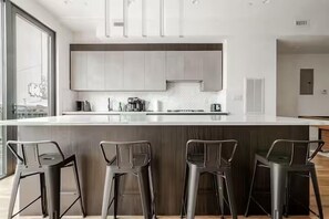 Fridge, microwave, stovetop, dishwasher - Spacious apartment in charming Brooklyn with WiFi, AC. Book now (Brooklyn)