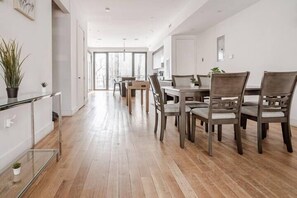 Dining - Spacious apartment in charming Brooklyn with WiFi, AC. Book now (Brooklyn)