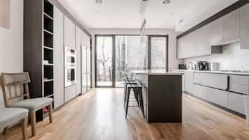 Refrigerador, microondas, placa de cocina, lavavajillas