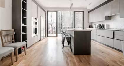 Spacious apartment in charming Brooklyn with WiFi, AC. Book now