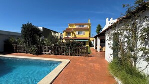 Pool - Relaxing 5-Bedroom Villa with Private Pool, Outdoor Playground, Barbeque zona.

 (Carcavelos)