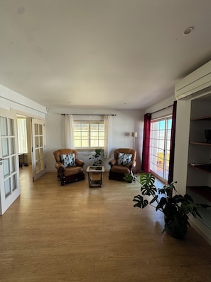 TV - Relaxing 5-Bedroom Villa with Private Pool, Outdoor Playground, Barbeque zona.

 (Carcavelos)