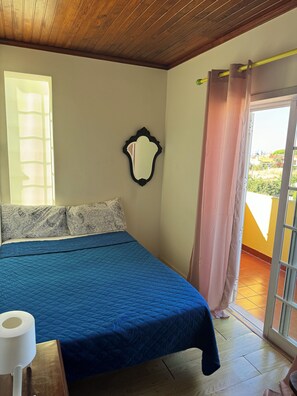 5 bedrooms, iron/ironing board, WiFi, bed sheets