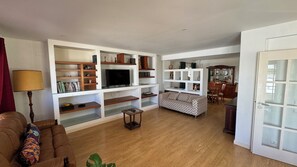 TV - Relaxing 5-Bedroom Villa with Private Pool, Outdoor Playground, Barbeque zona.

 (Carcavelos)