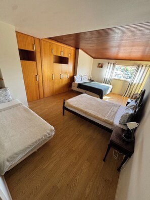 5 bedrooms, iron/ironing board, WiFi, bed sheets