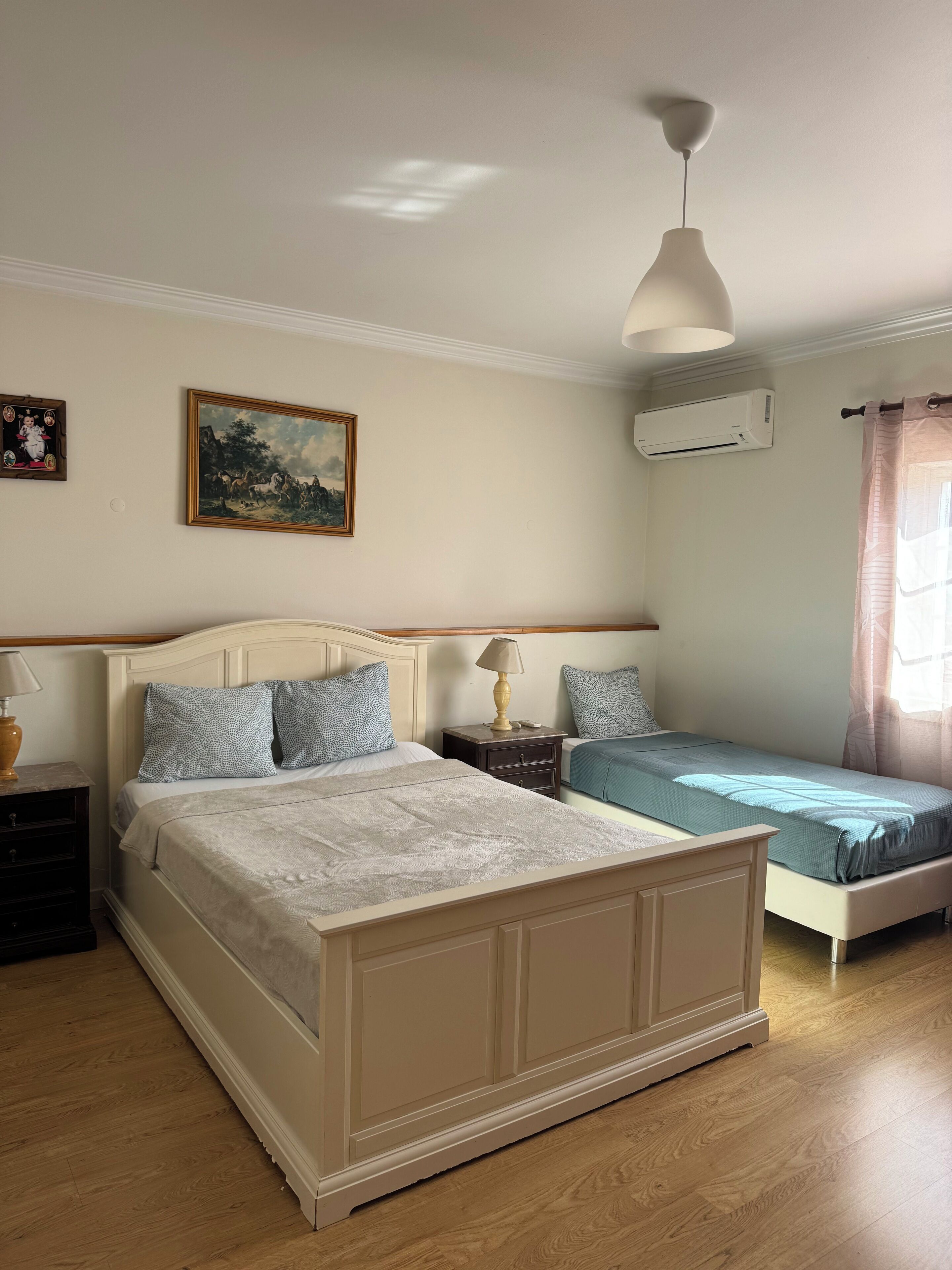 5 bedrooms, iron/ironing board, WiFi, bed sheets