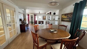 Dining - Relaxing 5-Bedroom Villa with Private Pool, Outdoor Playground, Barbeque zona.

 (Carcavelos)