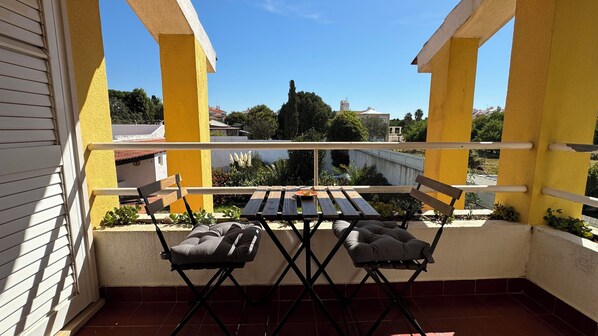 Outdoor dining - Relaxing 5-Bedroom Villa with Private Pool, Outdoor Playground, Barbeque zona.

 (Carcavelos)