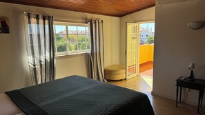 5 bedrooms, iron/ironing board, WiFi, bed sheets - Relaxing 5-Bedroom Villa with Private Pool, Outdoor Playground, Barbeque zona.

 (Carcavelos)