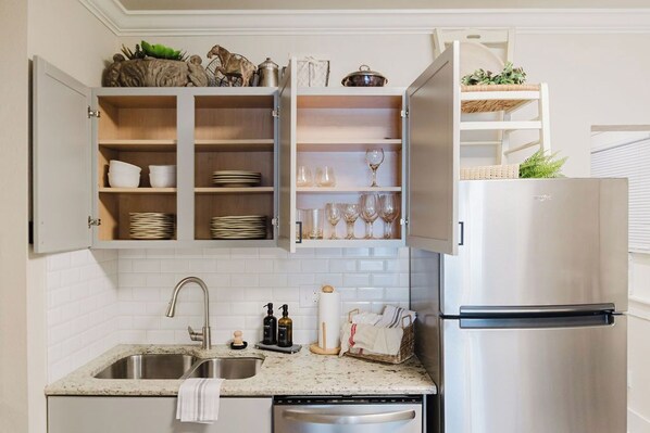 Fridge, microwave, oven, stovetop - The Paris Modern in Fort Worth (Fort Worth)