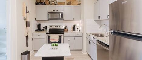 Kühlschrank, Mikrowelle, Ofen, Herdplatte