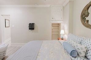 Escritorio, wifi gratis y ropa de cama