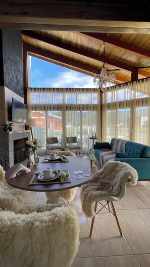 Hus – comfort, bakgårdsutsikt | Oppholdsområde | En 40-tommers TV med digitale kanaler