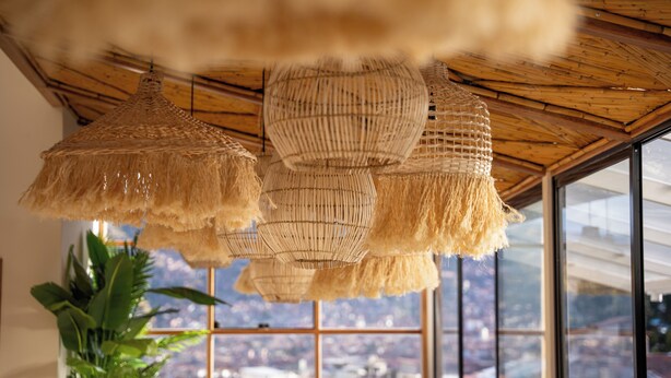 A room with large windows, a wooden ceiling, and hanging woven light fixtures. - Cavana Hotel Boutique Cusco (Cusco)