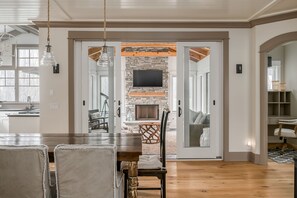 Smart TV, fireplace, books, stereo