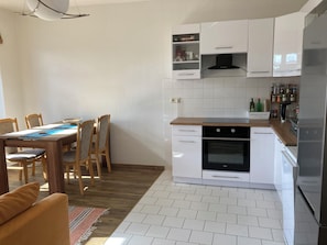Réfrigérateur, un four, surface de cuisson, lave-vaisselle