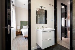 Een douche, een haardroger, handdoeken