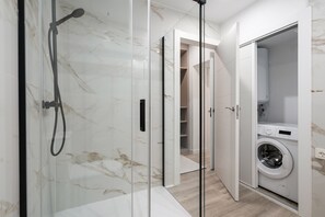 Shower, hair dryer, towels