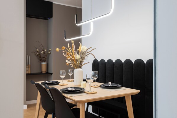 Apartamento Deluxe, balcón, vistas a la ciudad | Zona de estar | Smart TV de 50 pulgadas con canales por cable, Netflix