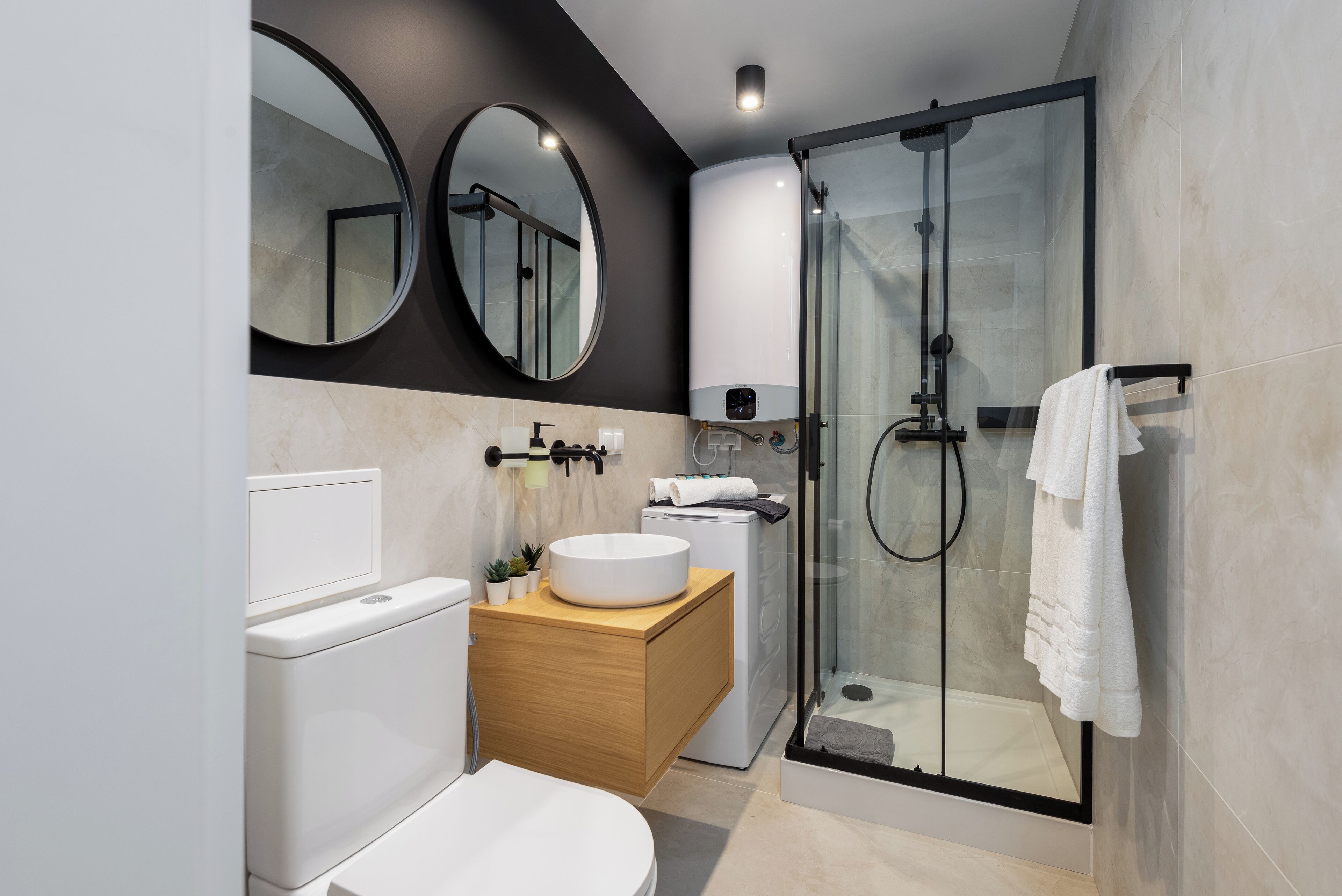 Deluxe Apartment, Balcony, City View | Bathroom | Shower, free toiletries, hair dryer, towels