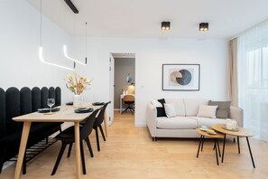 Appartement Deluxe, balcon, vue ville | Coin séjour | TV connectée de 50 pouces avec chaînes par câble, Netflix