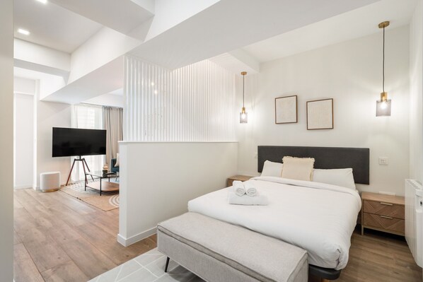 Tabla de planchar con plancha, wifi gratis, ropa de cama