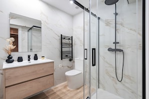 Shower, hair dryer, towels