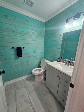 Shower, towels, soap, toilet paper - Penelope's Hideaway (Port Aransas)